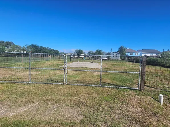 303 15th St, San Leon, TX 77539