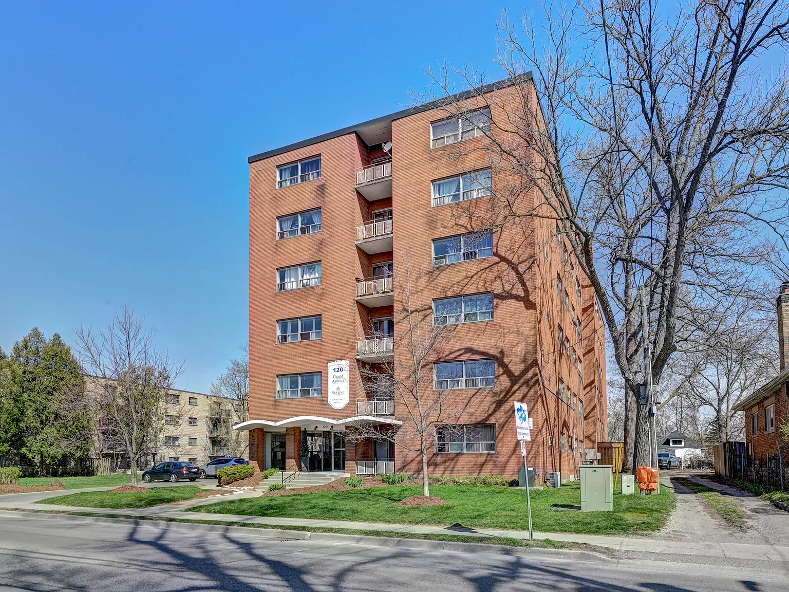 Parkdale Tower Apartments — Photo 2