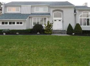 2 Christine Ct, Bohemia, NY 11716