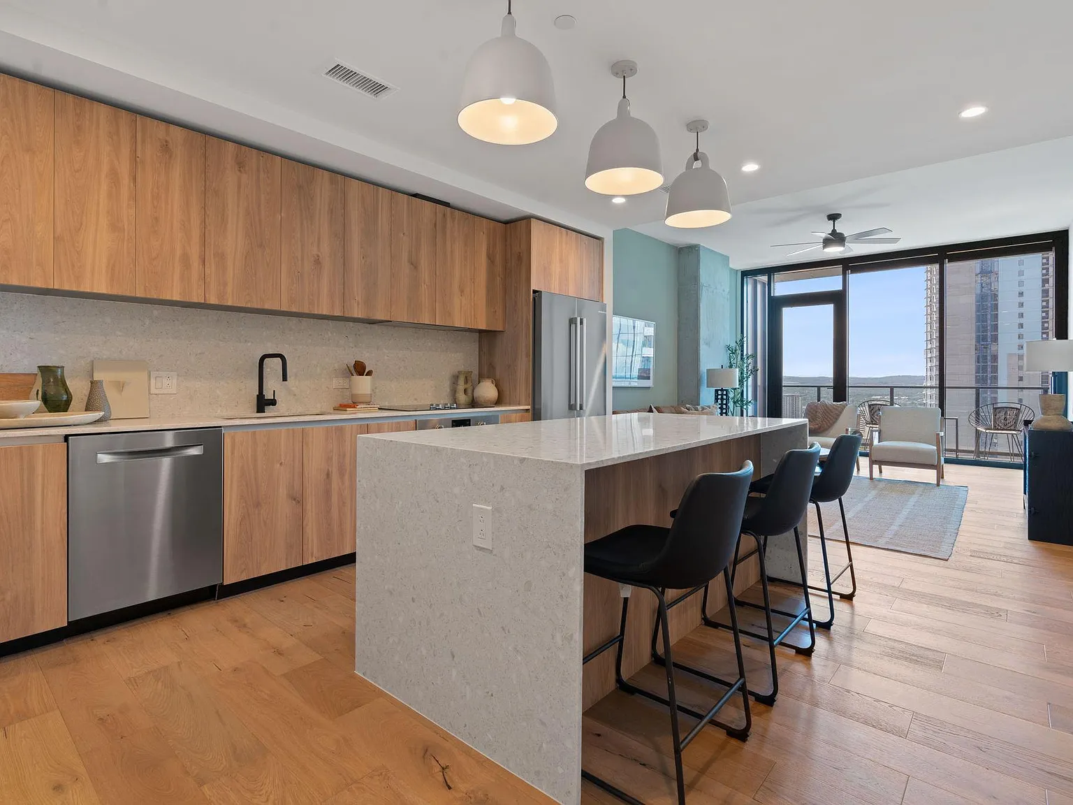 1 bed, 1.0 bath, 911 sqft, $2,995 — Photo 2