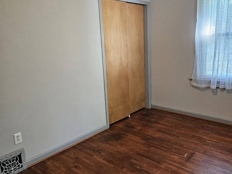 1041 W State St — Photo 14