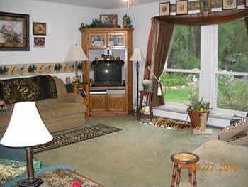 On into the spacious living room that also offers lots of light from the window.br