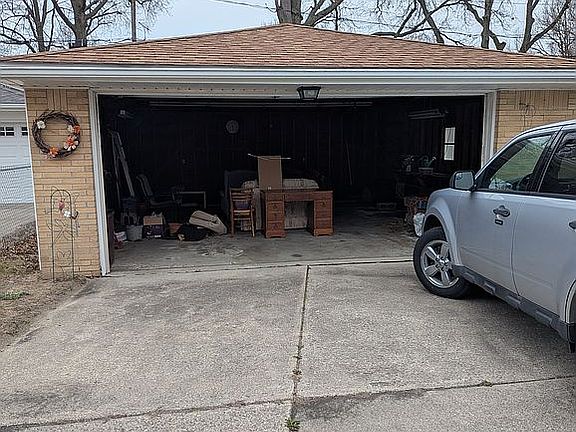 2 1/2 Car Garage 