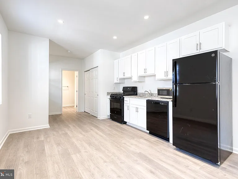 714 S Broadway — Photo 9
