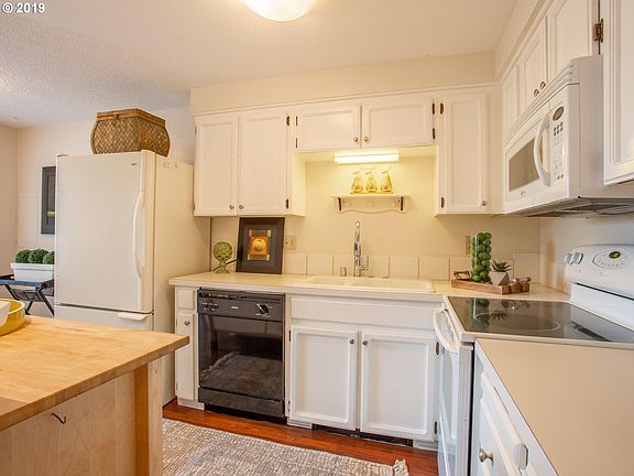 3rd image of 605 SE 121st Ave APT 2