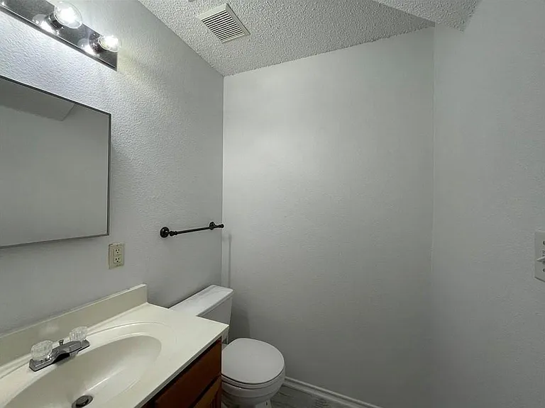 713 Catumet Dr — Photo 6