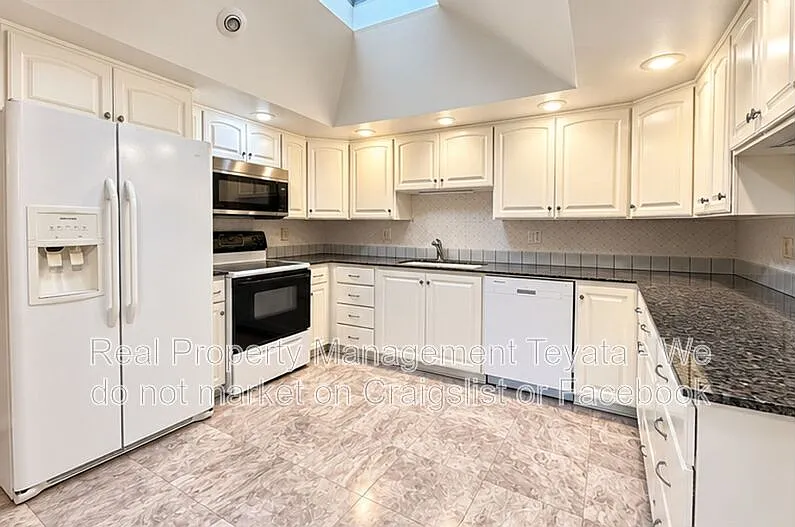 3 bed, 2.5 bath, 1740 sqft, $3,100 — Photo 4