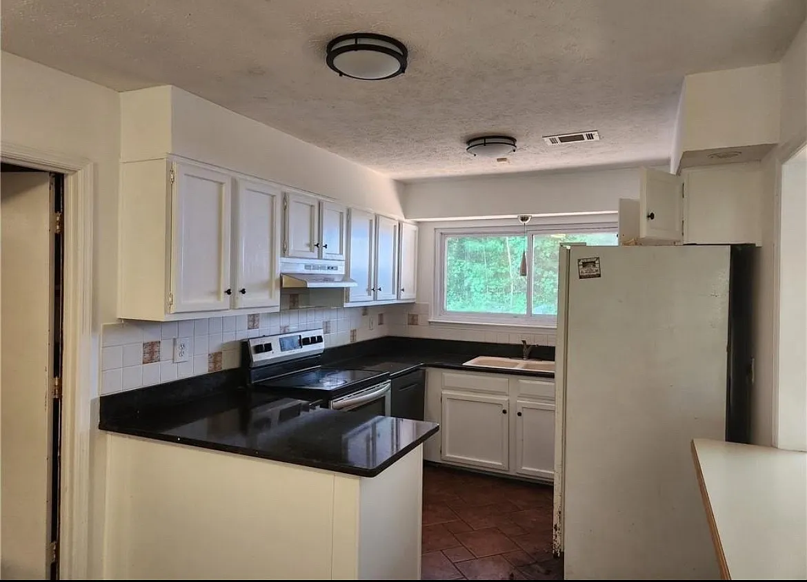 3 bed, 1408 sqft, $2,700 — Photo 2