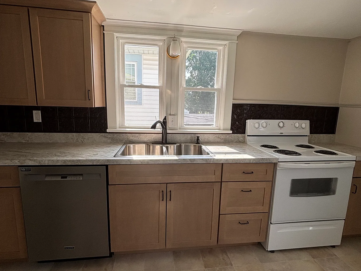 331 Eldred St — Photo 2