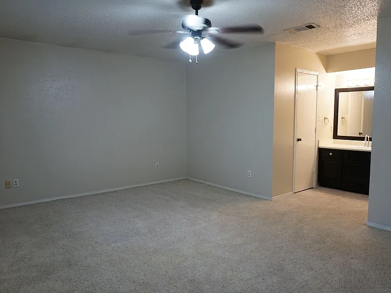 1827 Abshire Ln — Photo 10