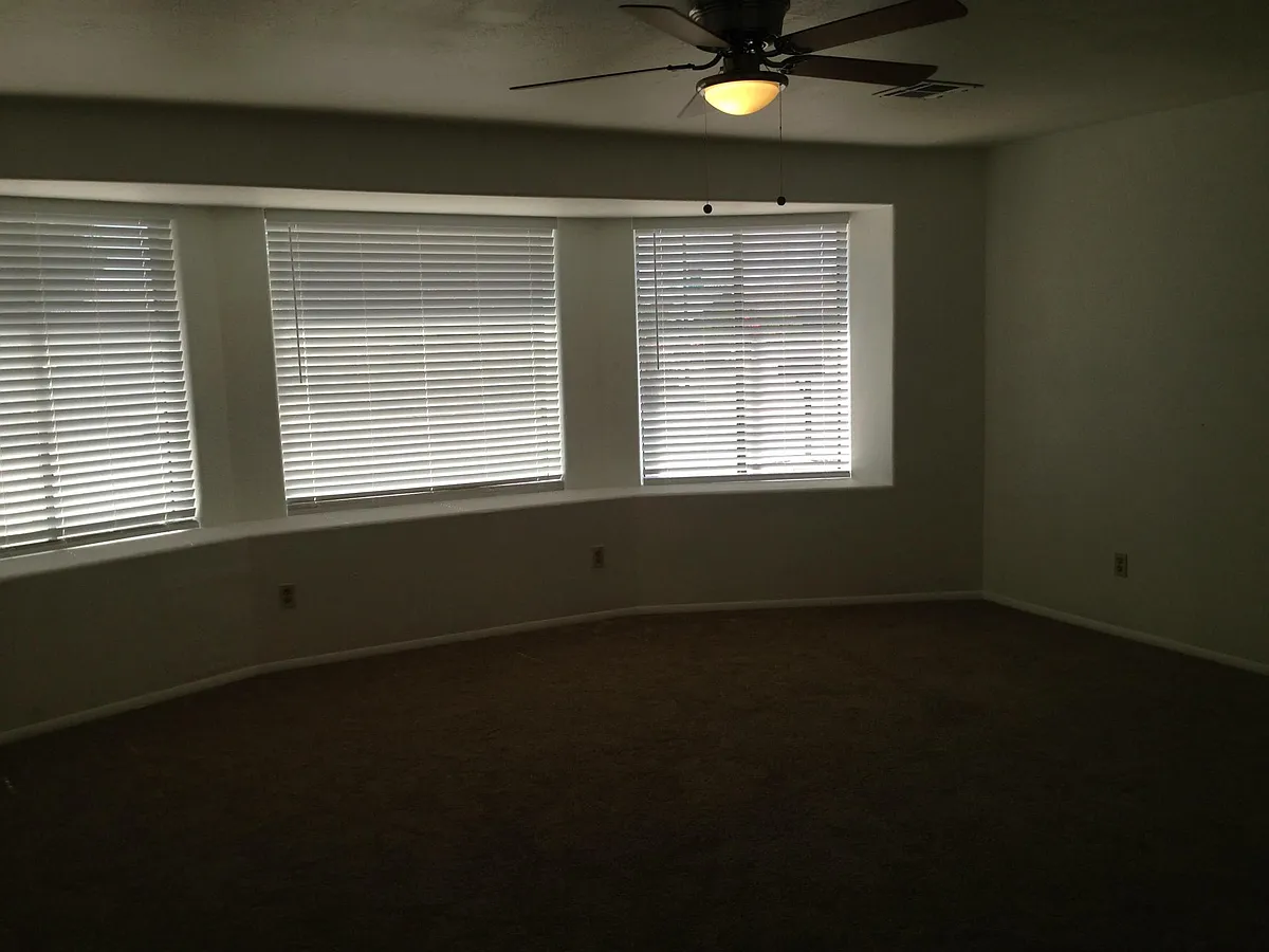 Building Photo - 102 E Gardenia Dr