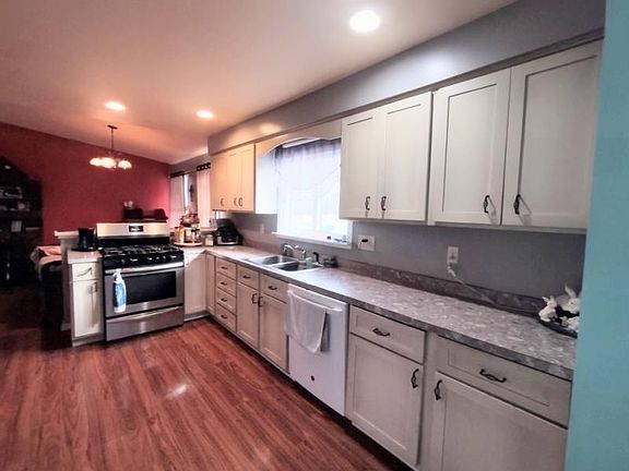 2nd image of 1733 Colwood Rd