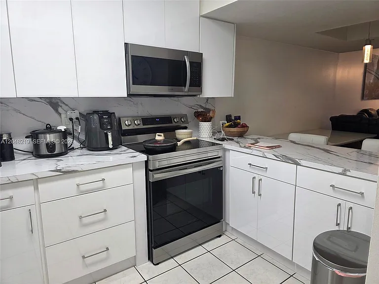 523 W 68th St #5 — Photo 6