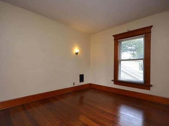 4th image of 884 College Ave
