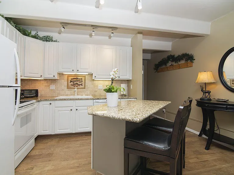 220 E La Bonte St #319 — Photo 4