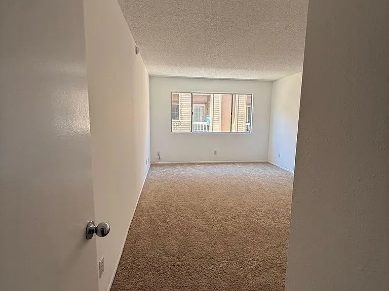 079 - 1306 N Columbus — Photo 6