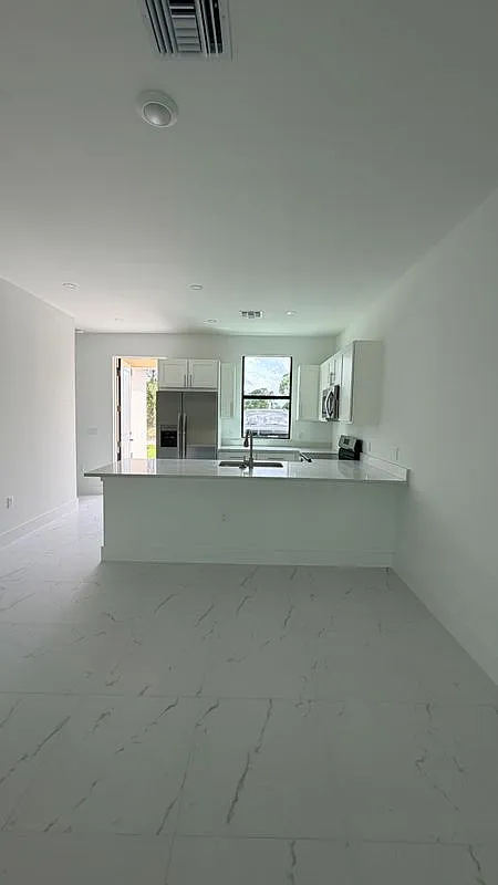 3 bed, 2.5 bath, 1225 sqft, $1,750 — Photo 3
