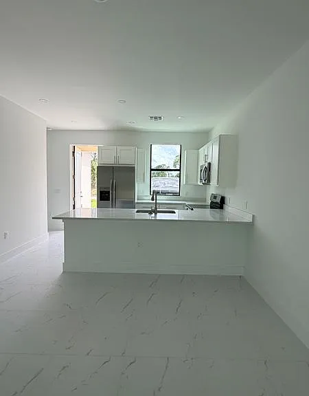 1105 Dean St E — Photo 3