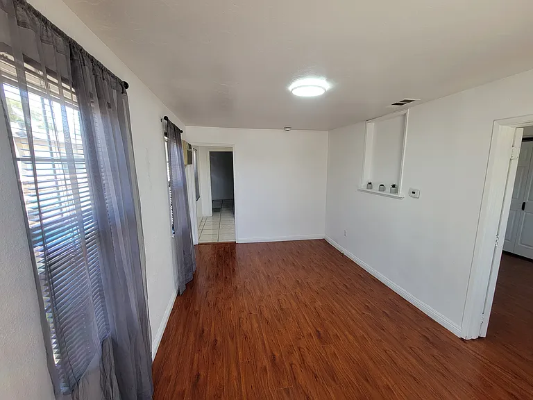 N Soldano Ave — Photo 6