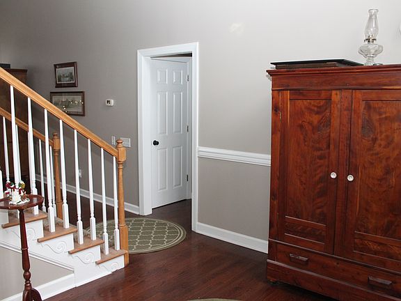 Entrance Foyer (MBR Right)