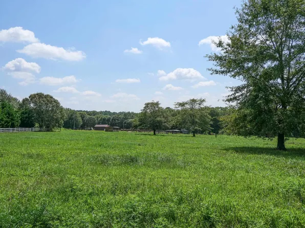 747 Bumblebee Ln, Wellford, SC 29385