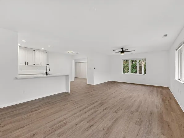 7419 Mequon Square DRIVE, Mequon, WI 53092