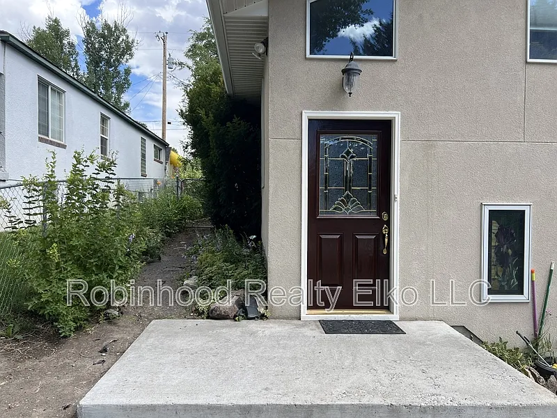 3 bed, 1.0 bath, 1392 sqft, $2,300 — Photo 2