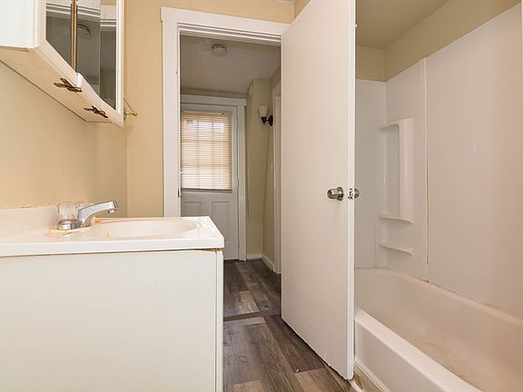 5th image of 10 Essex Ct