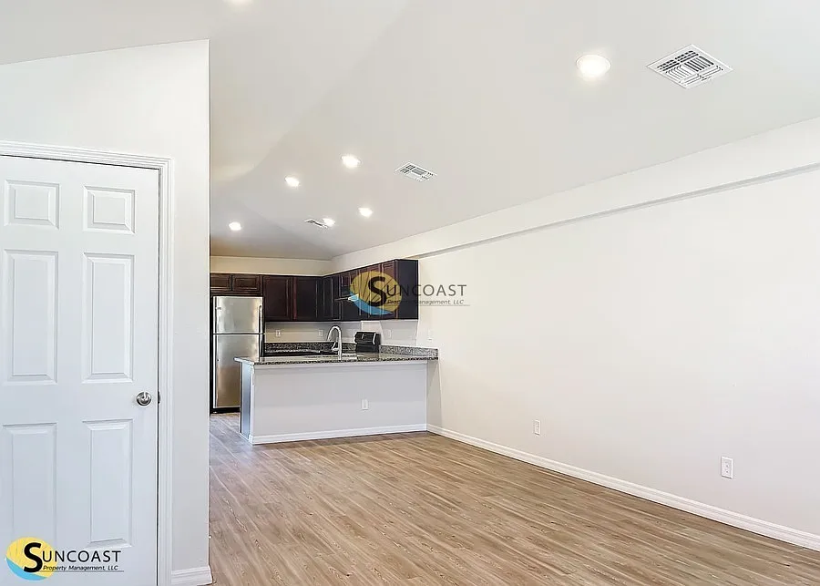 Beautiful 2BR Duplex with Granite & Stainless Steel — Photo 4