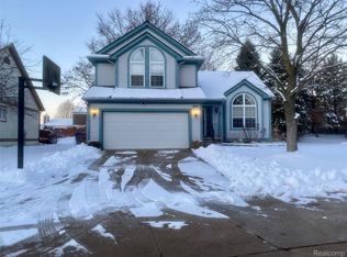 6866 Fox Ln, Waterford, MI 48327