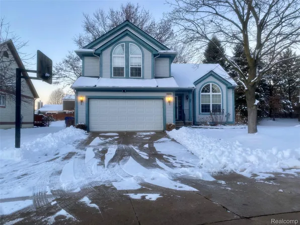 6866 Fox Ln, Waterford, MI 48327