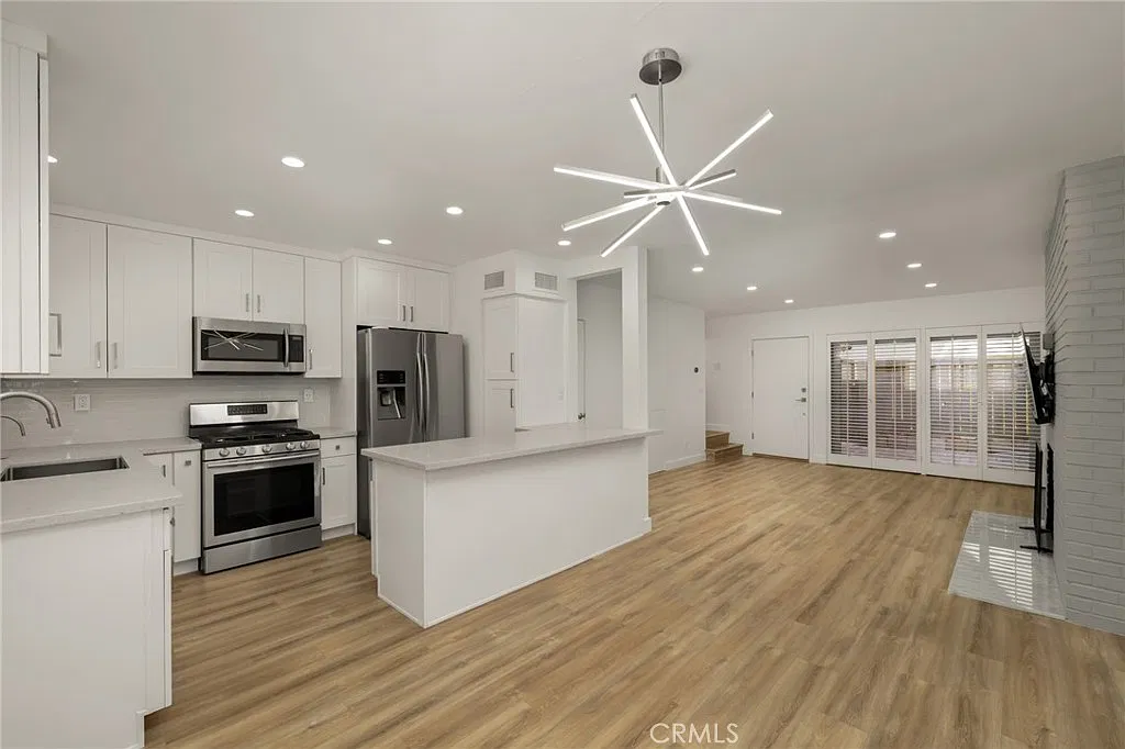 2 bed, 1.5 bath, 988 sqft, $3,950 — Photo 1