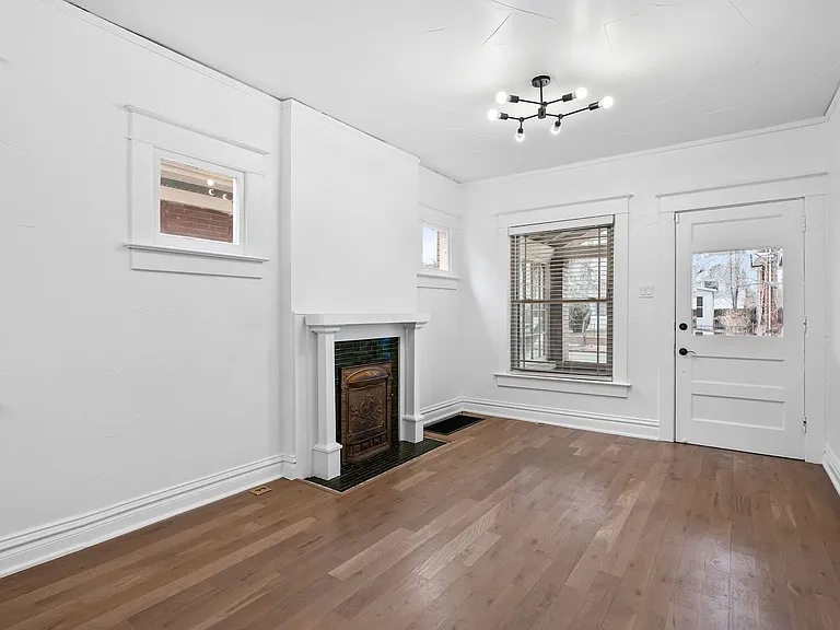 569 S Pearl St — Photo 2