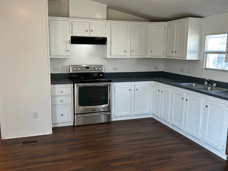 10205 Teagarden Rd #9 — Photo 3