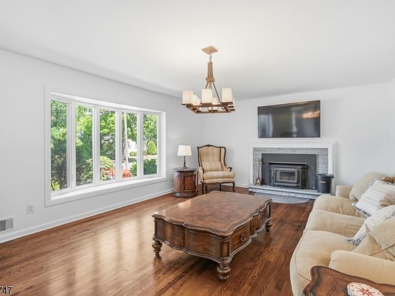 5th image of 42 Sandy Hill Rd