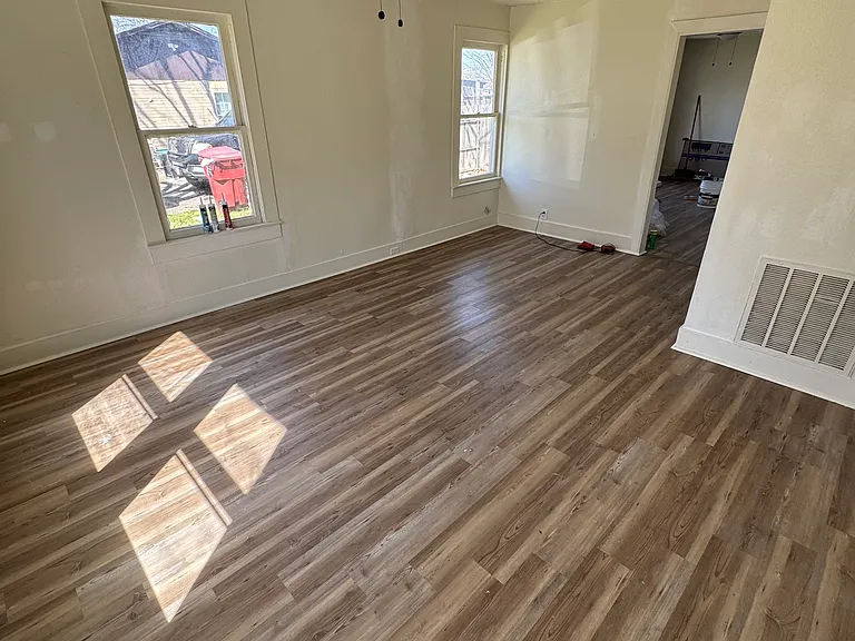 620 W 12th St — Photo 3