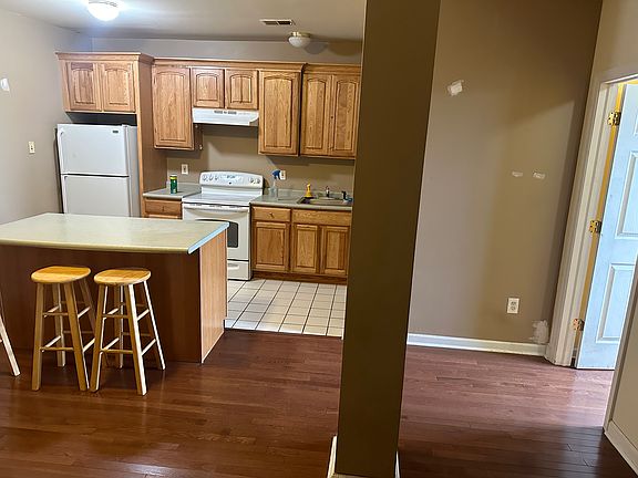 4th image of 113 S Broadway #1