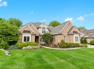 16048 Pine Bluff Ct, Fenton, MI