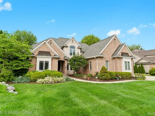 16048 Pine Bluff Ct, Fenton, MI 48430