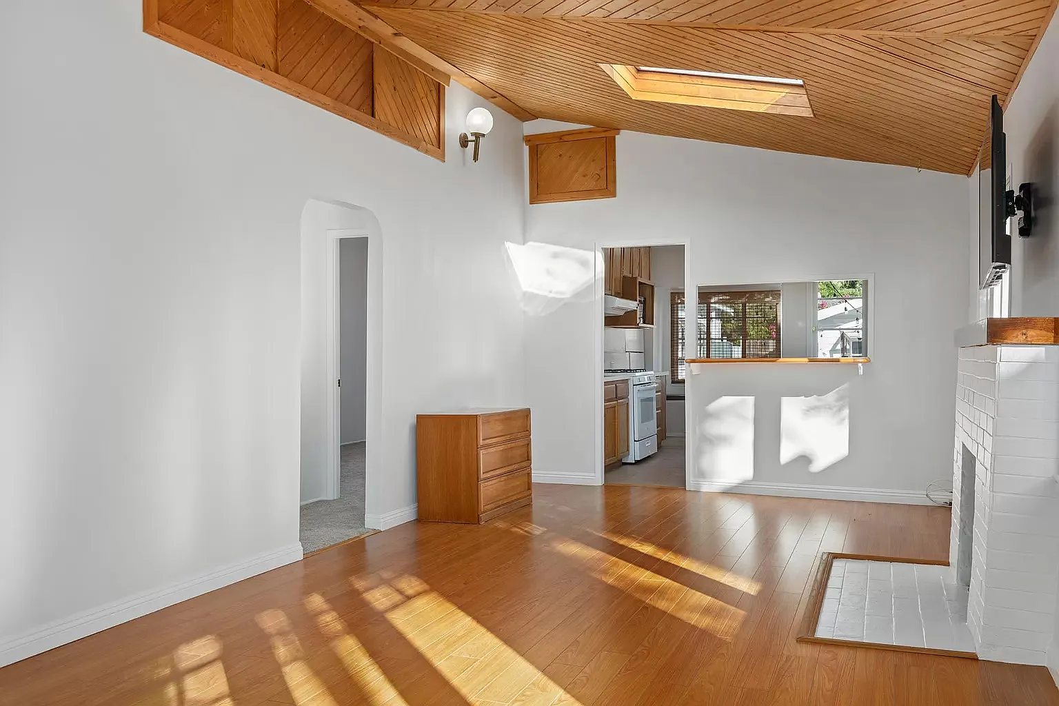 912 Victoria Ave — Photo 4