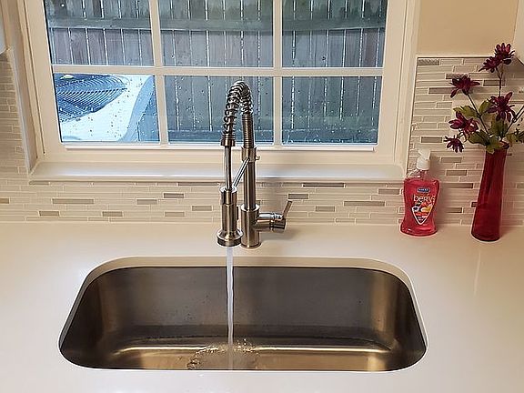 Kitchen w/ deep sink