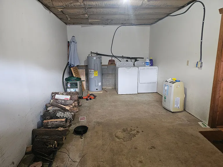 Garage with Washer/Dryer