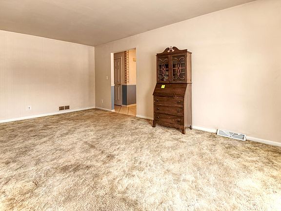 5th image of 304 Robin Hill Dr