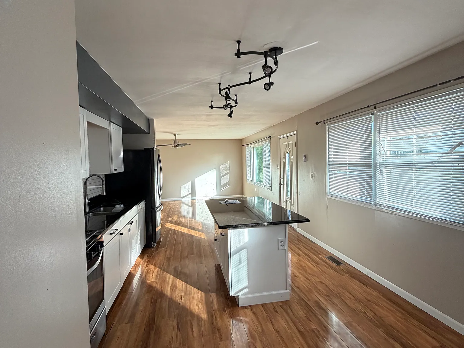 3 bed, 1280 sqft, $1,900 — Photo 4