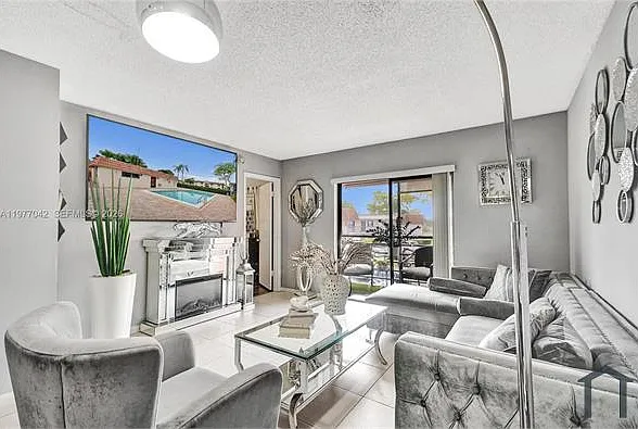 2 bed, 970 sqft, $2,575 — Photo 3