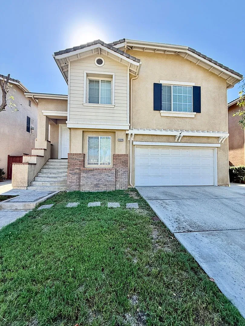 Beautiful 2 Story Family Home located in Riverwalk — Photo 1