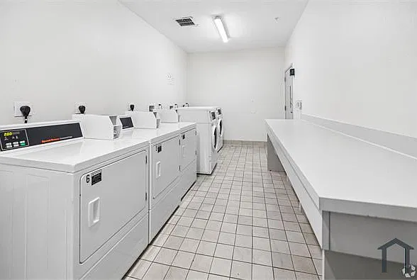 2 bed, 836 sqft, $1,333 — Photo 1