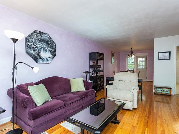 3rd image of 124 Lawn Ter APT 1A