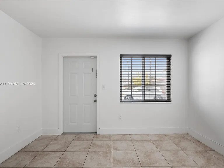 932 SW 6th St #5 — Photo 3