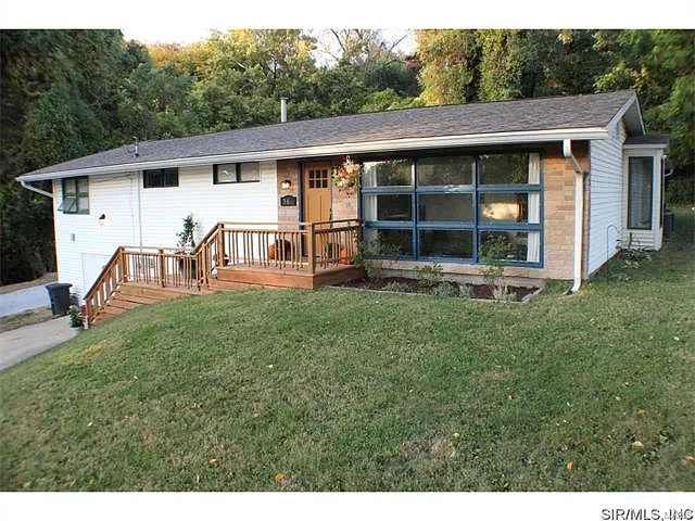 366 Hillview Dr photo 1